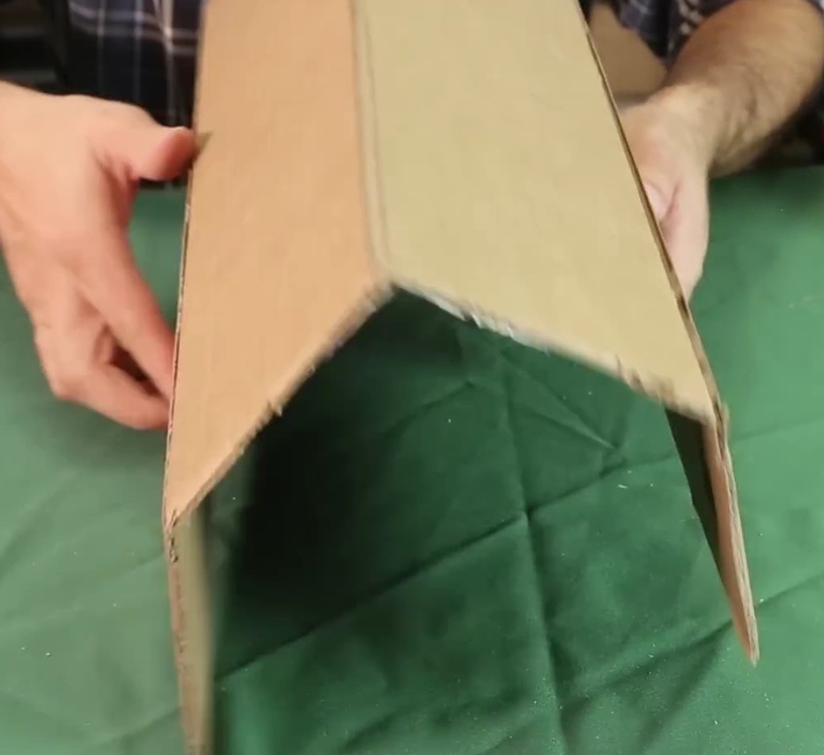 Com o estilete e régua faça um corte, sem atravessar o papelão, nas 3 linhas que separam os 4 retângulos, de modo que após cortados eles não se separem e sejam fáceis de dobrar.