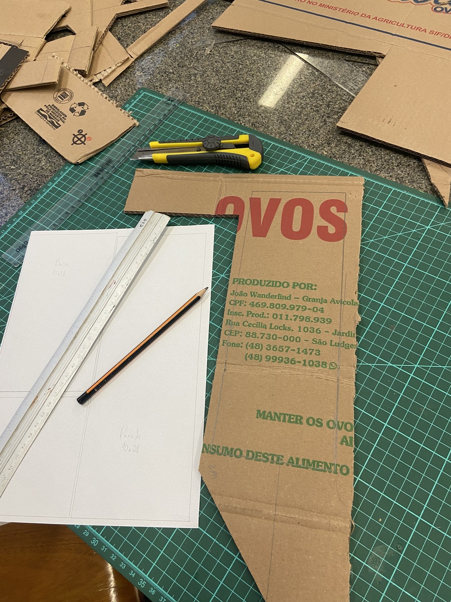 Para verificar se daria certo a luminária no MDF, fiz primeiro um protótipo em papelão, com as medidas exatas do desenho técnico