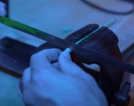 Serre, utilizando o arco de serra, cada pedaço marcado nos lápis.
Importante: Para maior facilidade, prenda os lápis usando uma morsa,  grampos de aperto rápido ou grampo “C”.
