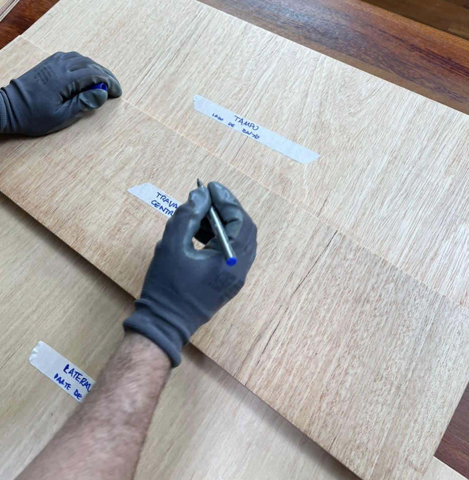 Amplie apenas o furo superior com broca de 4,5 mm, para que o parafuso passe livremente.