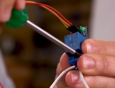 Conecte a outra ponto deste fio ligado na porta COM à o outro terminal da tomada dupla. Assim o relé, controlado pelo Arduino, será responsável por liberar a passagem de energia para a tomada.