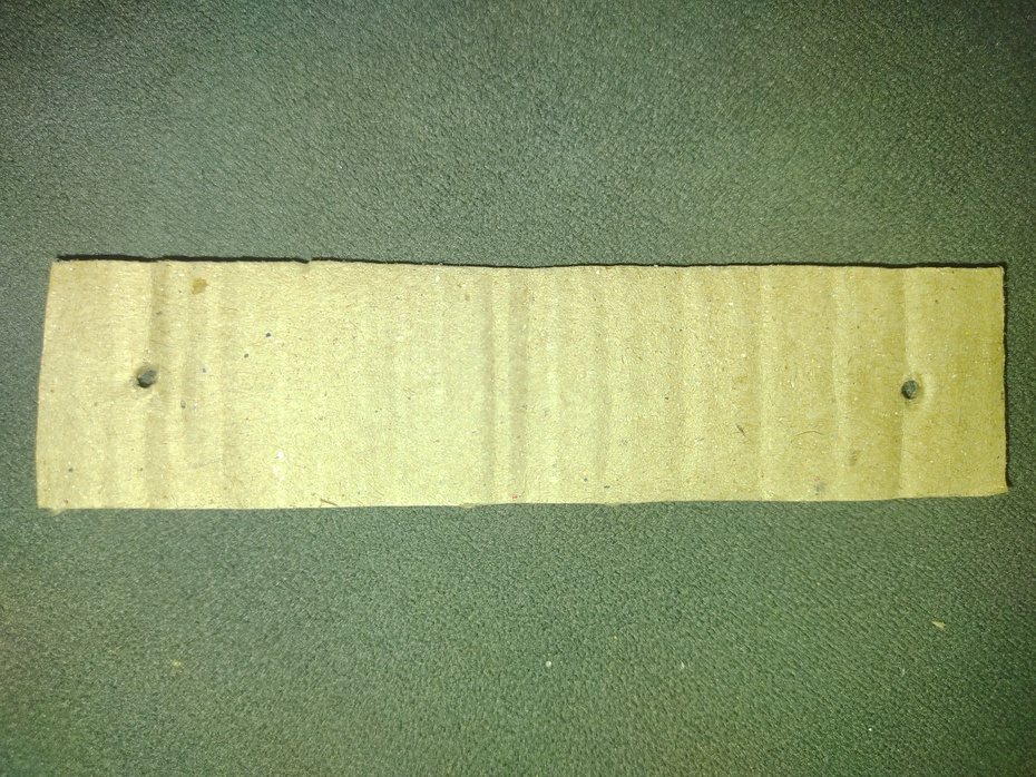 Faça um furo de 3mm nas duas estremidades da tira de papelão com 1cm de distância da eresta das estremidades