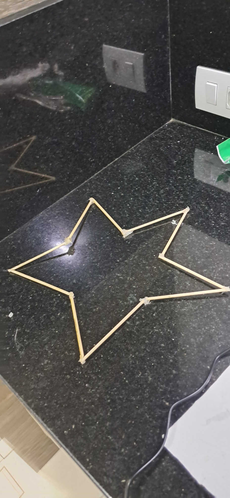 E estrela de palitos pronta.