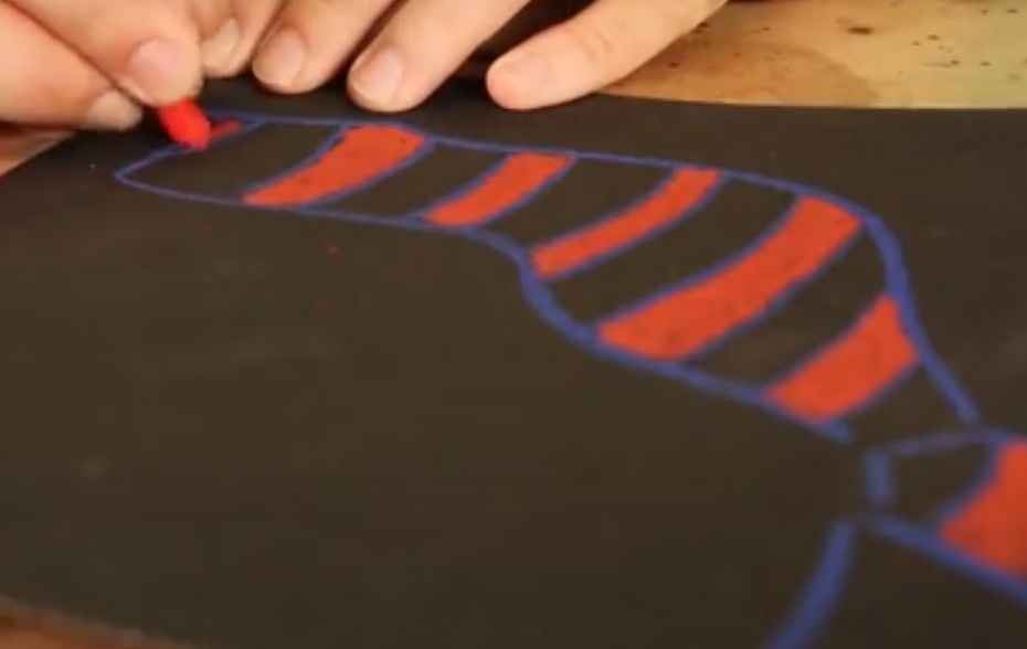 No lado poroso da lixa desenhe a estampa que você gostaria de ver na camiseta. Lembre-se que o desenho ficará espelhado quando for estampado.