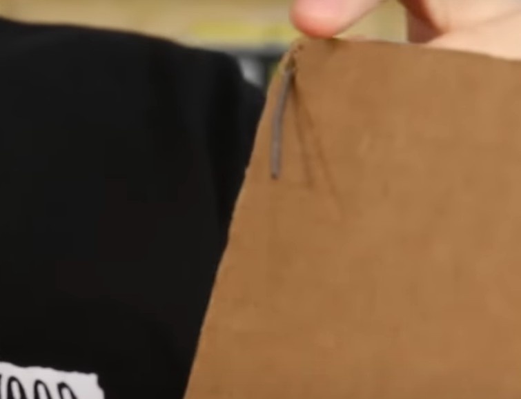 Do lado de baixo do papelão, meça 5cm a partir de cada ponta do arame e dobre para dentro, em direção ao centro do papelão, fazendo um ângulo de 90º. Não se esqueça de fazendo em todas as pontas.