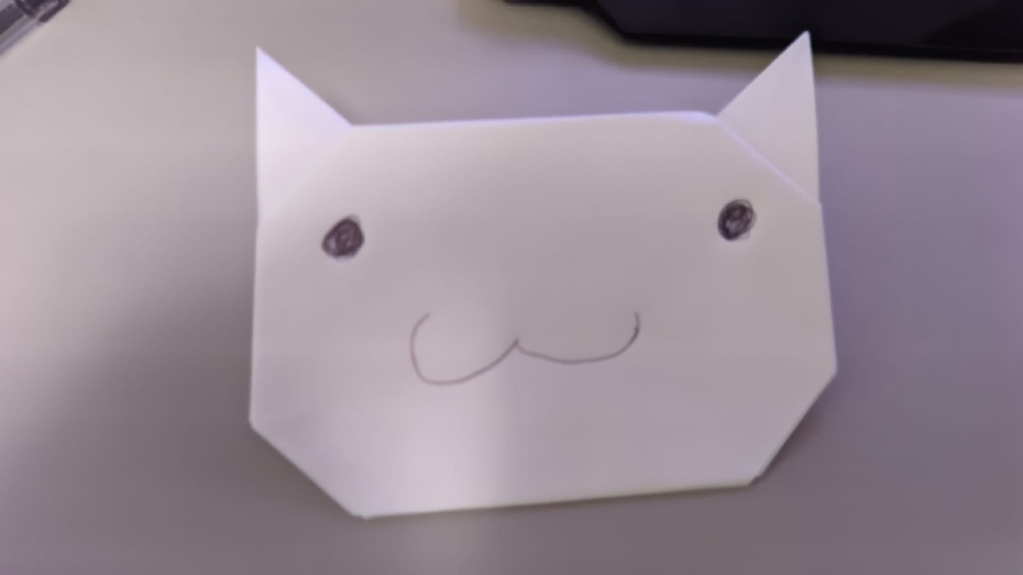 Pegue a caneta ou o material para desenhar e pinte a carinha do gato do jeito que quiser.