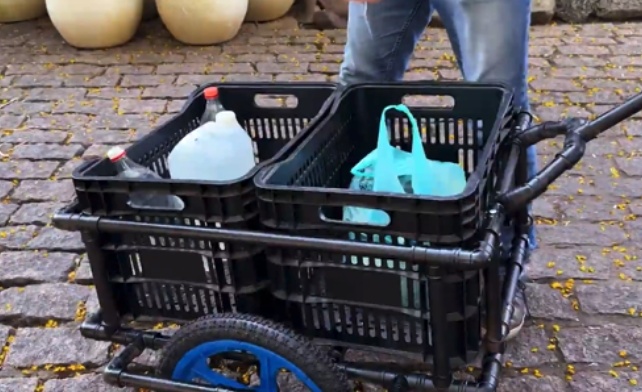 Distribua o peso uniformemente nas duas caixas de feira — objetos soltos podem fazer a carretinha “dançar”.