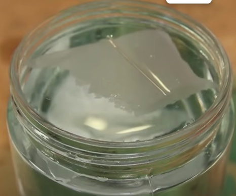 Apoie a agulha já imantada sobre o papel, também faça isso com cuidado, e não a coloque com as extremidades apontadas para baixo, tente fazer com que ela repouse sobre o papel.