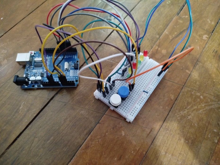 Ligue os LED em ordem da esquerda para a direita que vai do número 7 ao número 2 das portas digital Eduardo Lima aí pega os seis resistores e coloque no negativo em cada LED na protoboard aí tu pega um fio coloca na gnd do Arduino e na na 5 volts e alimente a protoboard pega os dois botão coloca na protoboard daí os dois botão um lado do botão vai ligar no gnd pode ser na prato board mesmo e o outro no pino analógico zero esse vai ser controlar os modos agora tu coloca um outro botão ligado no gnd e ligar no pino analógico e daí tu pega ldr uma perna do ldr liga no 5v do Arduino e a outra analógica 2 aí tu pega o resistor de 10k daí coloca o resistor no gnd e na mesma perna que vai no pino analógico do Arduino tipo o resistor de 10k tu coloca na mesma perna que vai para entrada analógica do Arduino tu coloca um resistor ligado no GNd