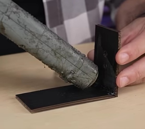 Use a cola quente para colar o retângulo 8x5cm na lateral do retângulo de 13x5cm. Repita este processo para o outro lado e outro retângulo.