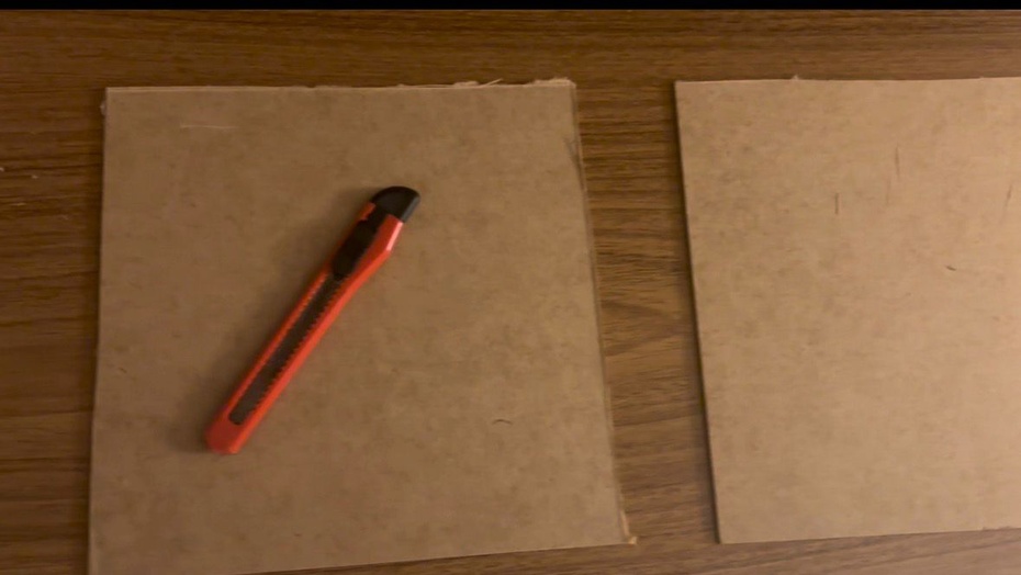 Cortar o MDF de modo que tenha 5 partes de 10 cm x 20 cm e 2 partes de 20 cm x 20 cm com o auxílio de um estilete ou serra.