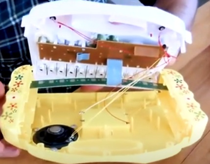 Para reduzir o som faça uma alteração na ligação do alto falante,
portanto abra o brinquedo e encontre de onde está saindo o som.