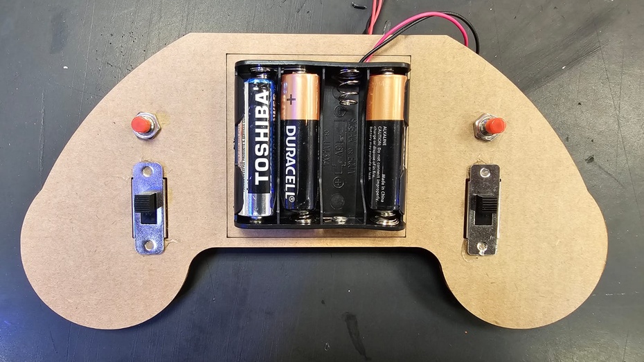 A parte de trás do carrinho é aberta, ela dará acesso à parte interna, para eventuais manutenções.
