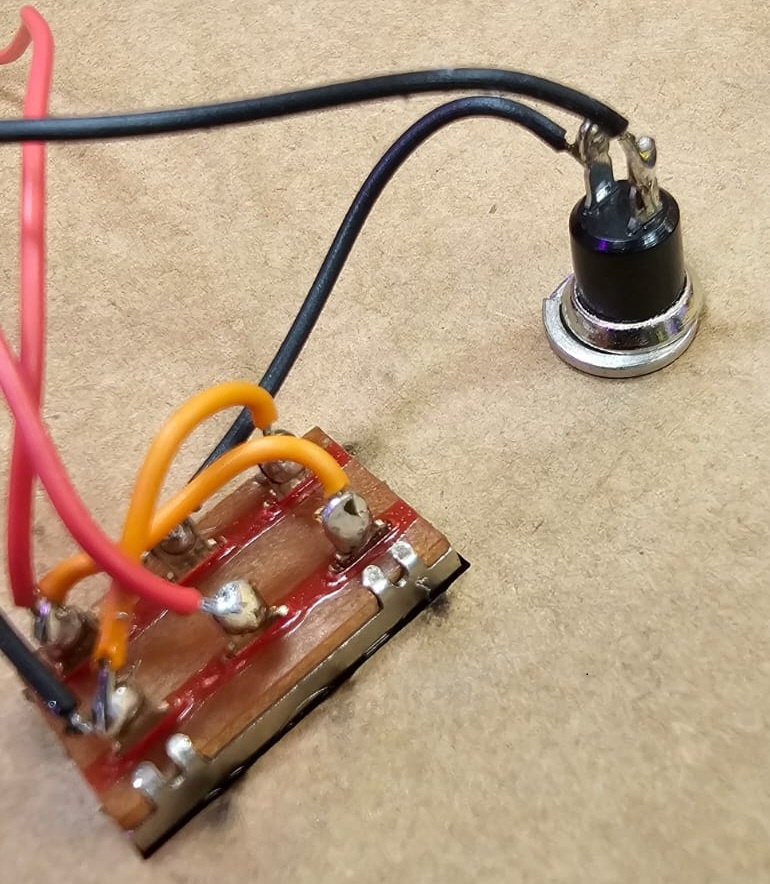 Repita o processo anterior para o outro push buttom e chave HH.
DICA: Você pode colar/travar os fios para evitar forçar as soldas sem querer. Na foto foi usado cola quente e fita crepe.