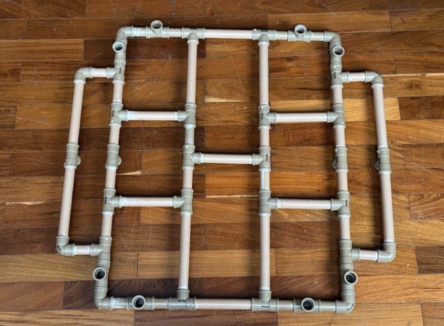 Quando estiver tudo correto, cole por partes: Monte um lado do retângulo, depois o outro lado. Em seguida una os dois, para evitar que sobre um encaixe impossível no final.