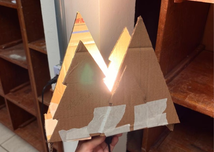 Construção de um mockup rápido e de baixa fidelidade utilizando papelão. Esta etapa foi fundamental para testar as proporções no mundo real e ajustar a escala do objeto antes de iniciar a produção definitiva.