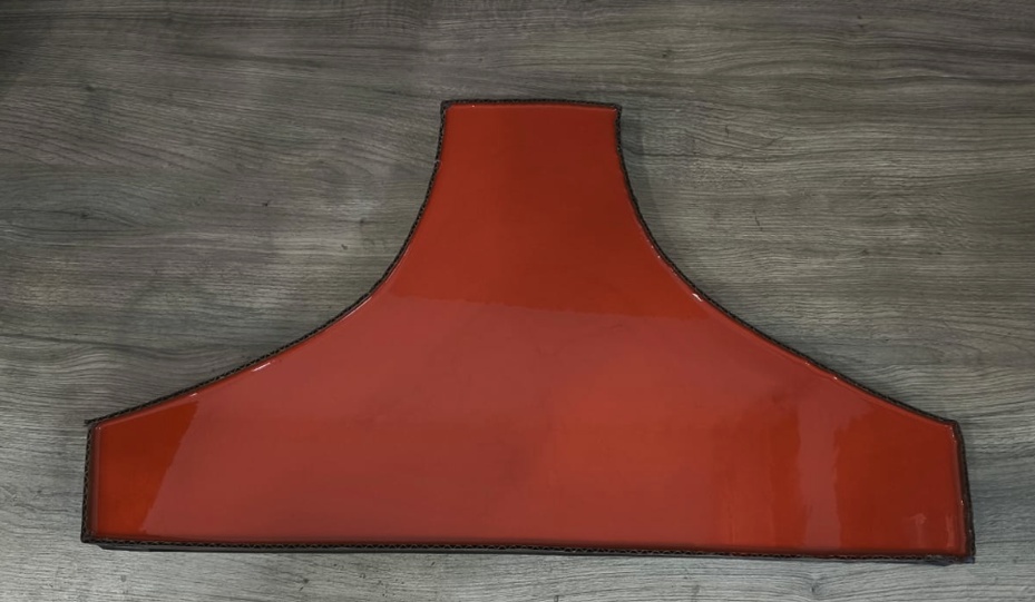 Corte uma caixa de papelão do tamanho do cabide.