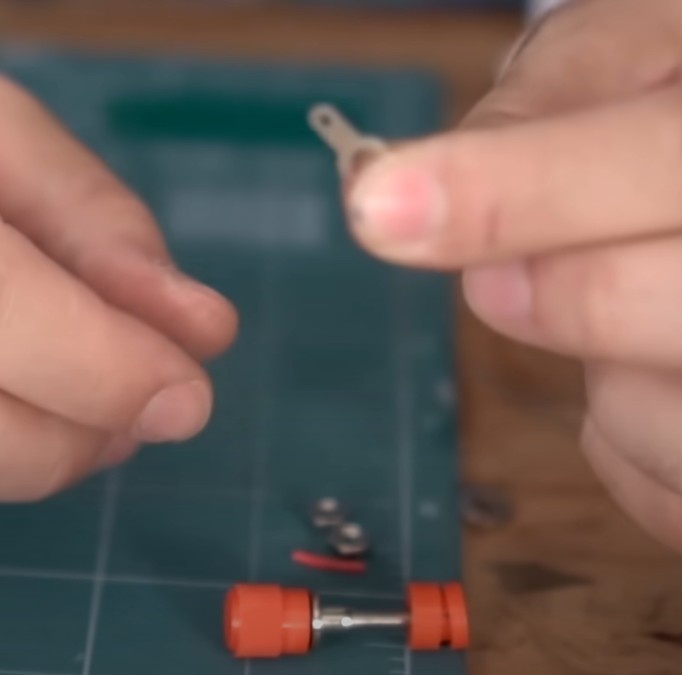 Desmonte todos os plugs banana, pois a solda será feita nos terminais que se parecem com lupas.