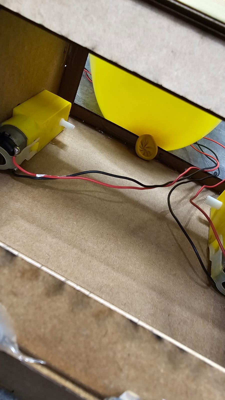 A bexiga será colocada na parte de trás do carro, próximo ao nº6 da peça. Você pode colocar um prendedor de roupa com cola quente no fundo do carrinho para prender a bexiga.