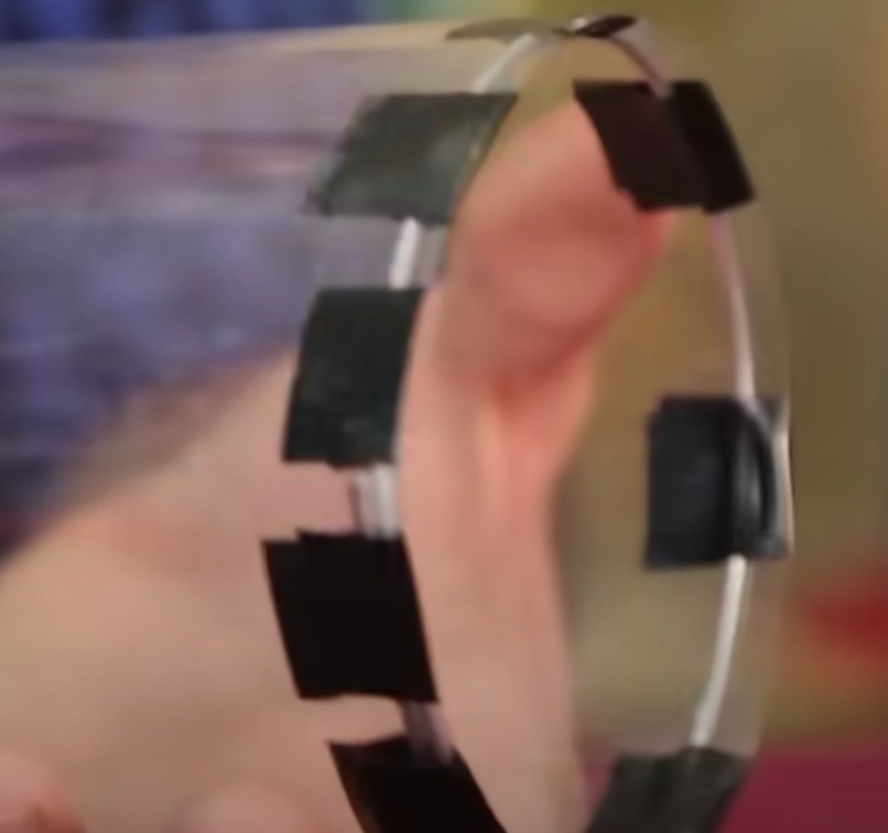 Passe fita isolante para colar e manter o arame na ponta. Isso é necessário para dar firmeza e manter a garrafa nesse formato.