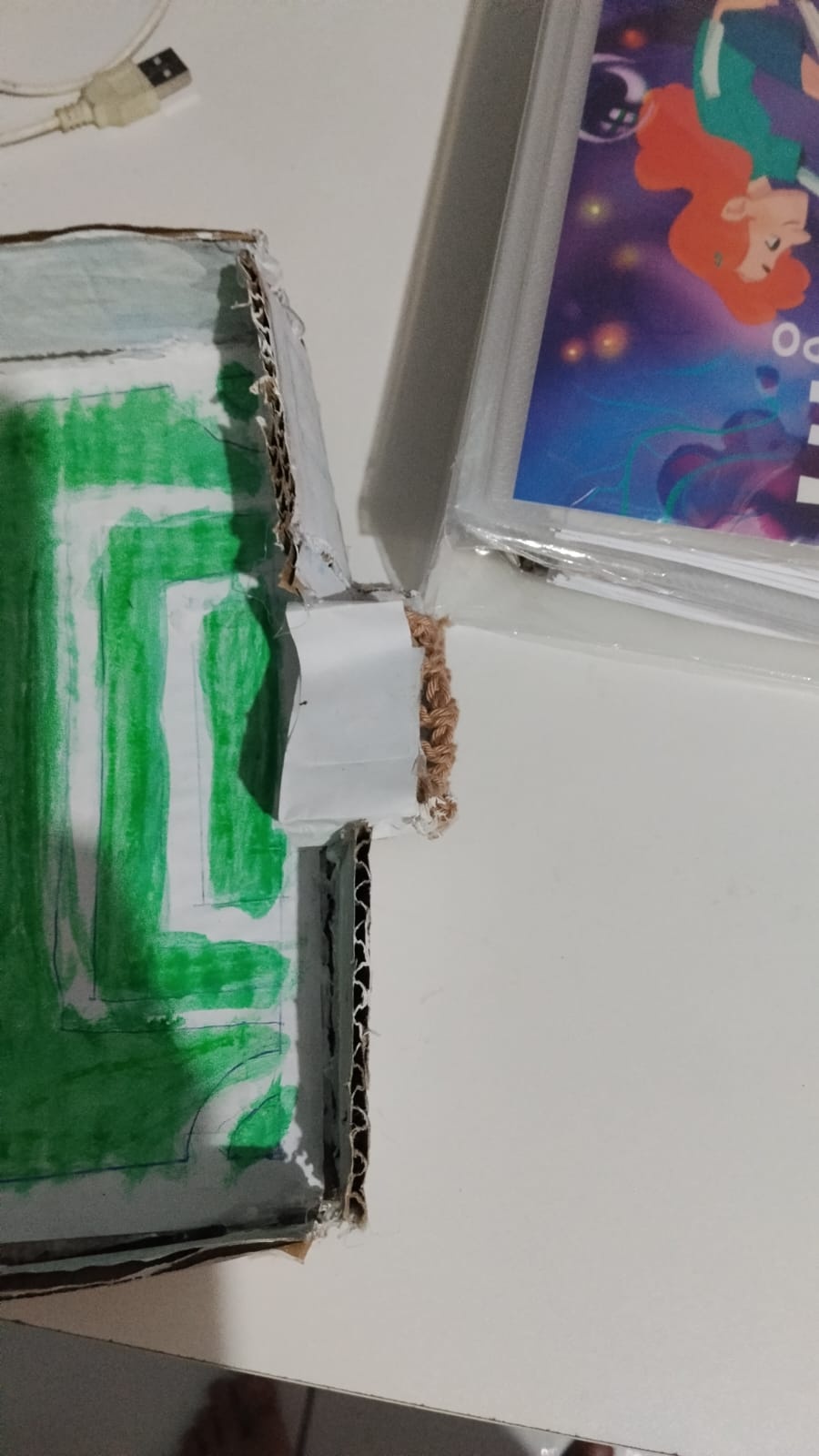 Para fazer os gols, marque 2,5 cm e corte a partir dela 8 cm. dobre as folhas de modo que faça um quadrado sem uma linha. Faça o mesmo processo com o outro lado e cole as duas partes para que faça o retângulo do gol.