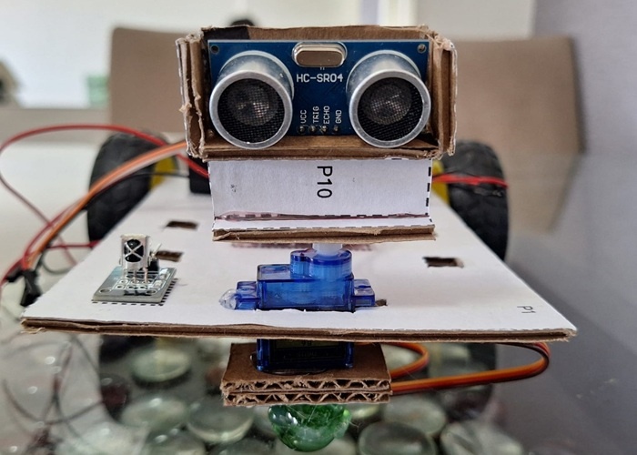 Encaixe a base para o sensor de distância encima do servo motor. Agora, a parte estrutural do Rolinho está 100% completa! 😁👍 Agora, vamos conectar os fios corretamente!