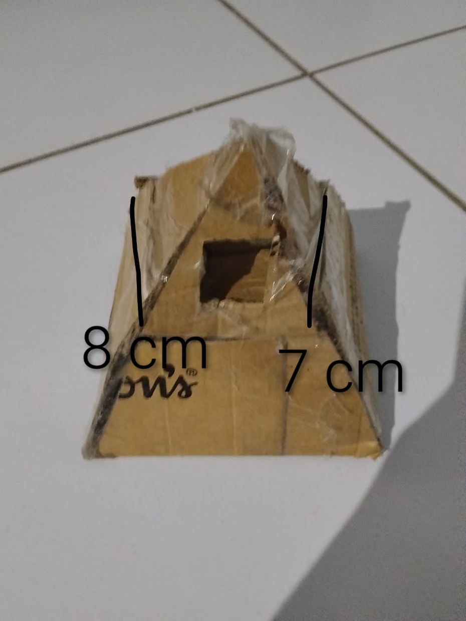 Vire para o lado direito do triângulo onde tem o buraco, depois, coloque a régua na base desse triângulo, e suba até medir 7 cm. Depois, marque com a caneta e fure no meio da marcação. Faça a mesma coisa com on outro lado, só que a medida é 8 cm.