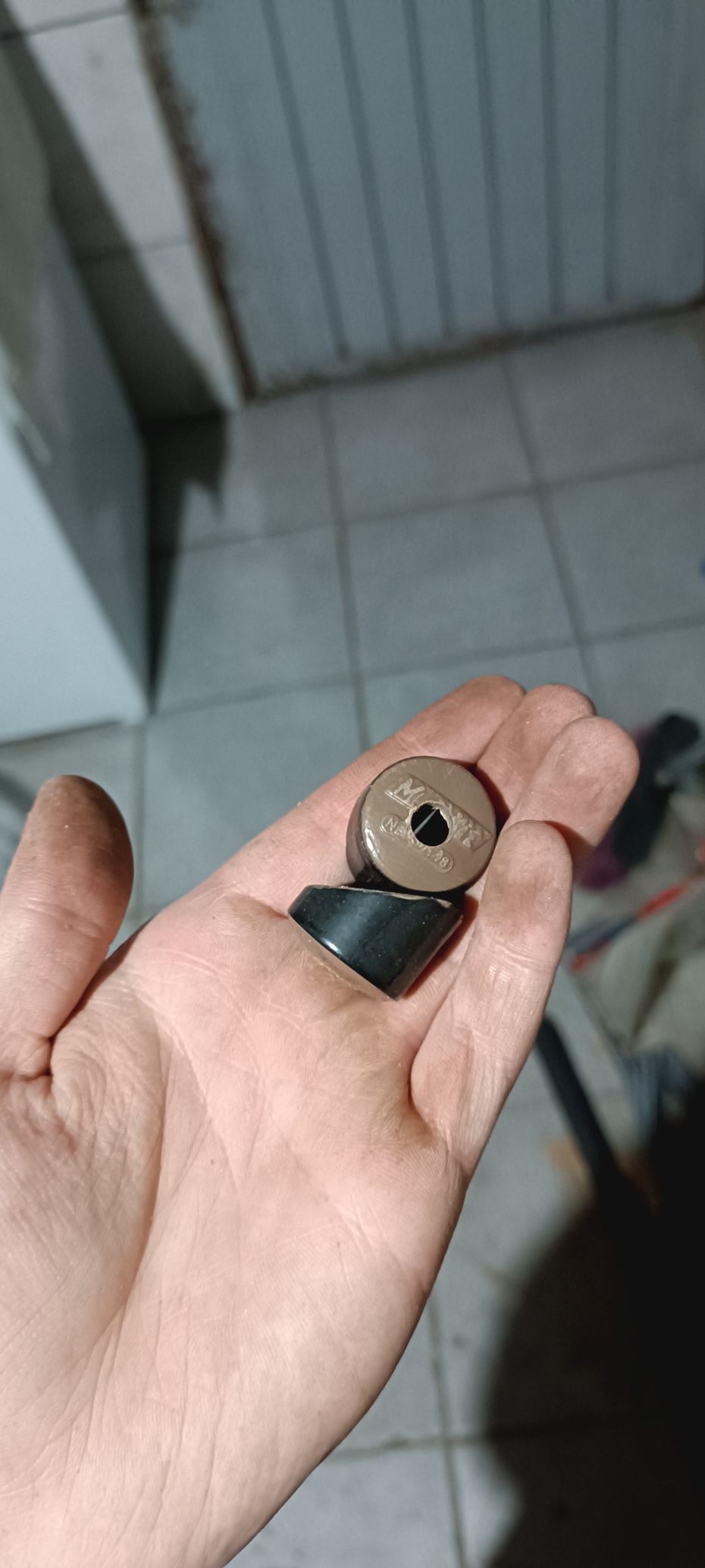 Fure ambos e passe uma fita isolante se achar necessário