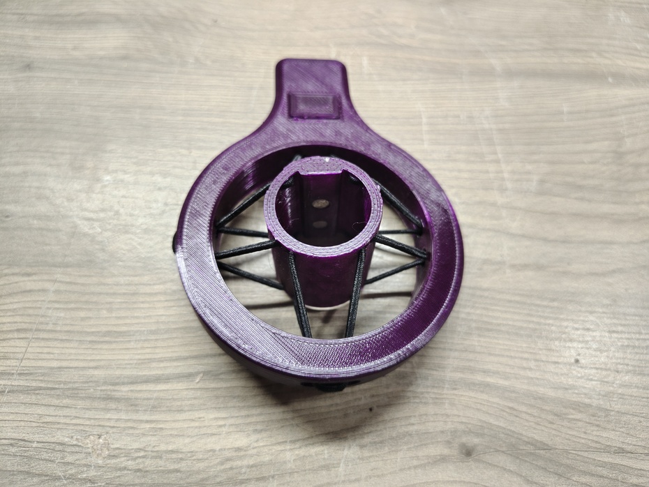 Utlizar um unico elastico que passsará pelos buracos como mostra a imagem.