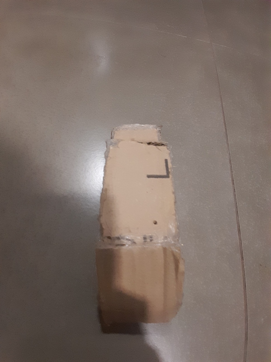 Após isso faremos a parte de trás, primeiro, você escolhe a grossura do seu dominator, Após isso deixe as duas peças laterais cortadas anteriormente na grossura que quer, então, na parte de traz, (a mais alta) faça a medida de um papelão para cobrir ela inteira, porém o teto não, como mostrado a seguir