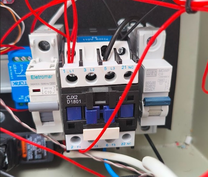 Fixe os disjuntores e contatora ao fundo do painel utilizando um pedaço de Trilho DIN. Antes de conectar a alimentação principal (110V/220V) no painel, verifique se todos os cabo elétricos estão devidamente conectados, isolados e bem acondicionados.