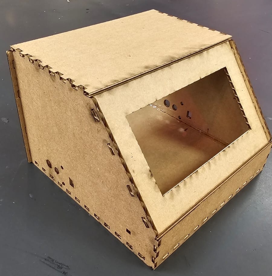 Está disponível o arquivo para o corte das peças. Pode ser cortado em MDF de 3mm ou em papelão.