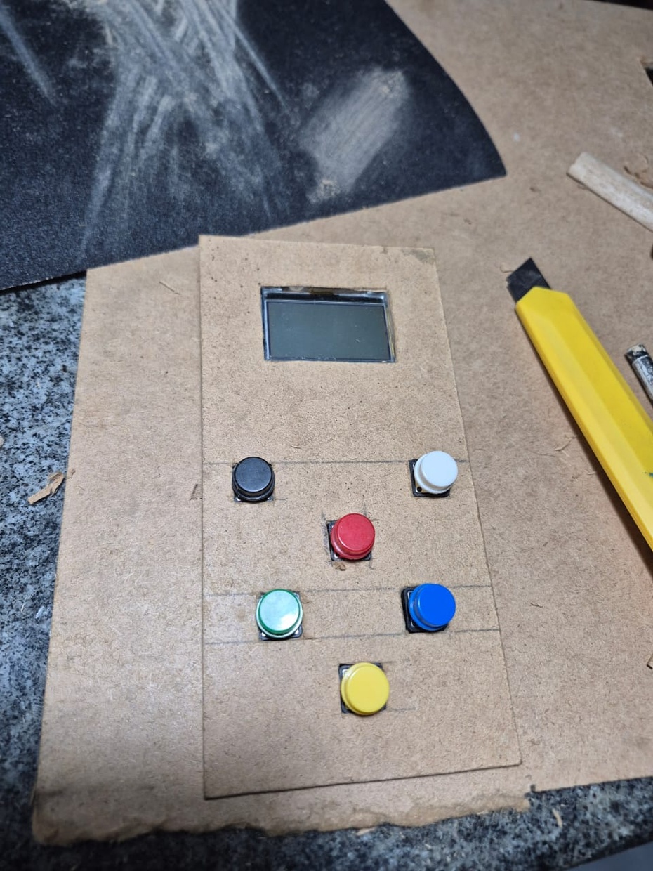 Com a parte eletrônica já testada na protoboard, é hora de pensar na estrutura física do BRINK GAMER.
Nesta etapa, você irá escolher, medir, cortar e lixar as peças de madeira que formarão o corpo do console.

Não existe um único padrão obrigatório: as dimensões podem ser adaptadas de acordo com suas preferências, levando em conta o tamanho do display, posição dos botões e conforto ao segurar o console.

🪵 O que fazer nesta etapa

Escolha o tipo de madeira que preferir (MDF, compensado, pinus, etc.)

Defina o formato e tamanho do console

Meça os espaços para:

Display

Botões

Interruptor liga/desliga

Acesso à carga da bateria

Faça os cortes das peças

Lixe bem todas as bordas para um melhor acabamento

O ideal é montar tudo a seco, apenas encaixando as peças, para verificar se as medidas estão corretas antes da montagem final.