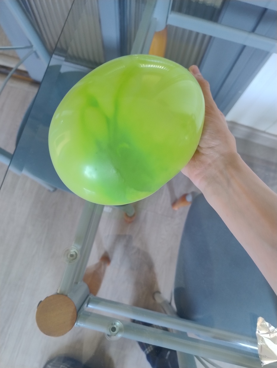 Opção 2: faça o mesmo que com a caneta, esfregue um balão cheio no cabelo e aproxime e veja se o barbante com o alumínio se move.