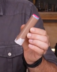 Prepare o molde. Forre o interior do cano PVC com uma folha de papel adesivo para desenformar fácil e deixe uma aba sobrando por cima para puxar depois. Vede a base com fita crepe e posicione de maneira vertical.