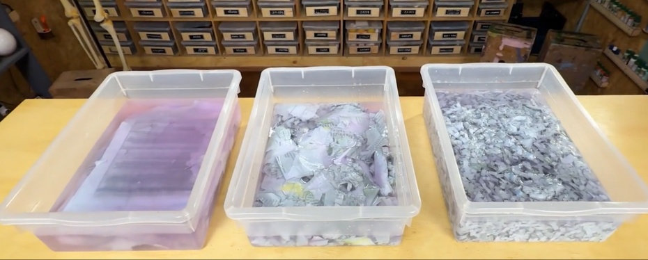 O papel inteiro demora, mas depois é mais fácil de rasgar com as mãos.