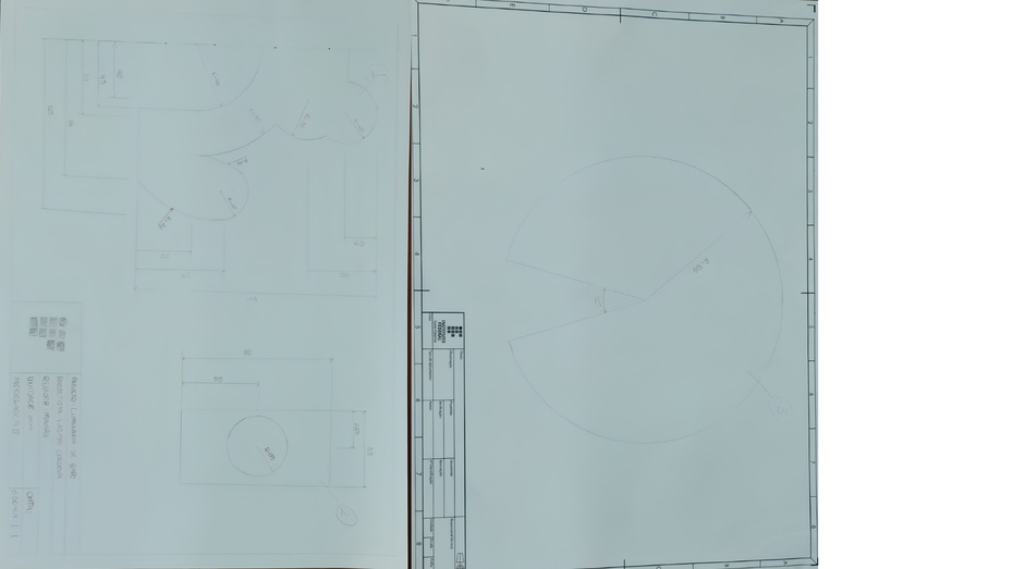 Esta etapa consiste no desenvolvimento de um desenho técnico utilizando régua, esquadro, compasso e uma lapiseira, criando um desenho das peças que compõe nosso projeto voltado para o corte em madeira. O projeto consiste em duas peças iguais e simétricas, em formato de sapo, uma peça que servirá de apoio para a lâmpada, e ficará entre as duas peças iguais, e uma base, que vai auxiliar em fixar a estrutura e mantê-la equilibrada em qualquer superfície, no formato escolhido de vitória régia, a fim de combinar com a temática.