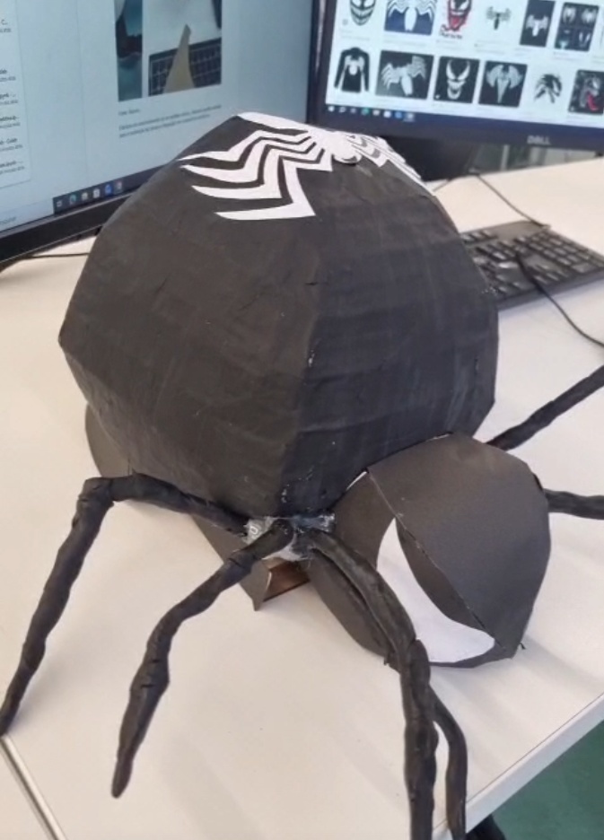 Após a finalização de todas as etapas individuais, realizou-se a integração completa do robô aranha. Nessa fase, foram unidas a parte elétrica, composta pelos sensores, microcontrolador e sistema de alimentação, com a estrutura física do projeto, incluindo o corpo, a cabeça, as pernas e a base estrutural do robô. Em seguida, foram organizadas as conexões elétricas, fixados todos os componentes e realizados testes de funcionamento para verificar a movimentação das pernas, a estabilidade da estrutura e a coleta de dados pelos sensores. Com a conclusão dessa etapa, o robô ficou pronto para executar sua função de monitoramento de temperatura e análise de ambientes favoráveis à presença de aranhas.