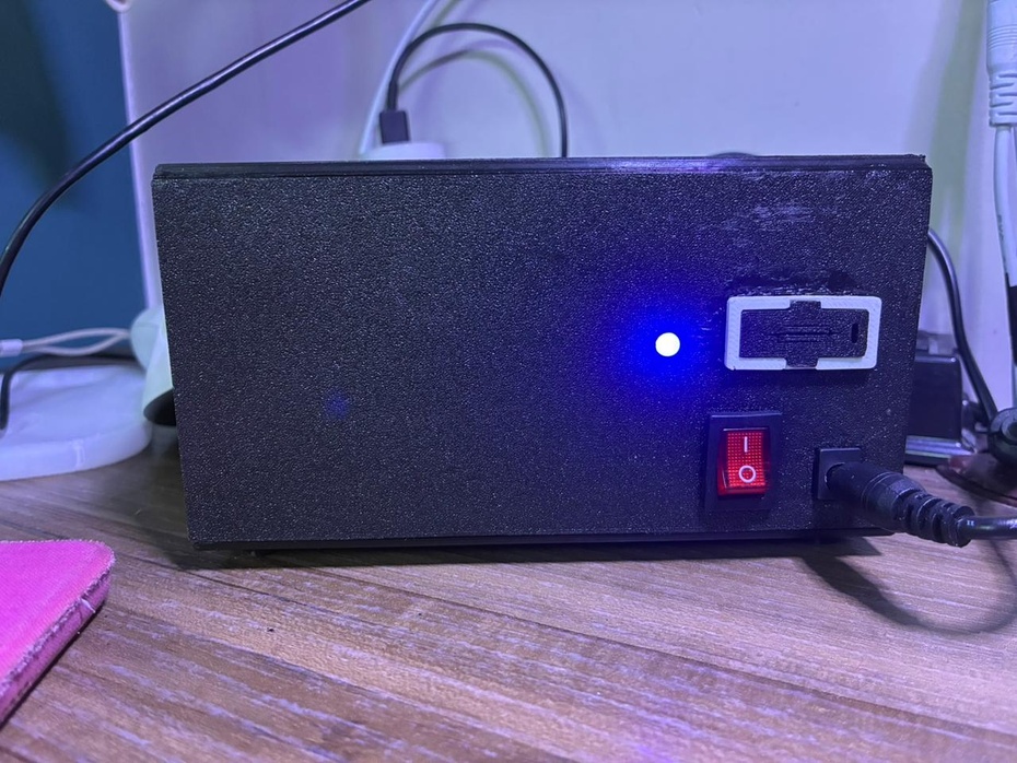 Aloque o conector p4.
Coloque o botão.
Coloque o porta fusível.
Coloque o Led 5mm.