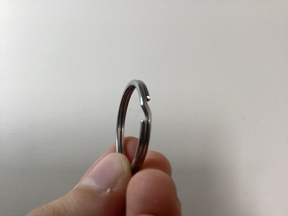 Pegue esta parte da argola sinalizada pela imagem e abra-a