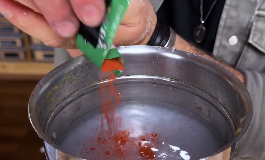 Para criar papéis coloridos, separe porções da polpa em diferentes potes.
Adicione:
- cúrcuma para tons amarelados;
- coloral para tons alaranjados;
- polpa feita com papelão para tons amarronzados;

