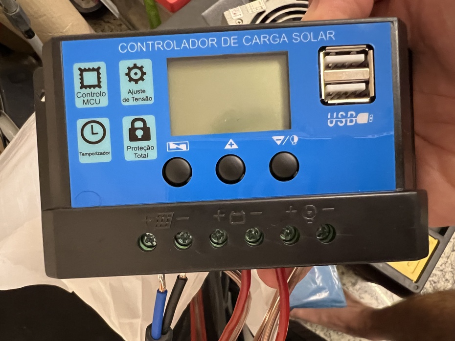 Conecte os cabos da placa solar, da bateria e da placa peltier ao controlador