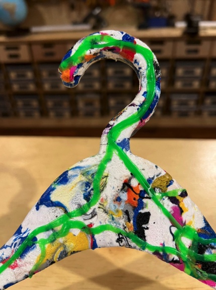 Lixe levemente as áreas ásperas.
Resultado: um cabide reciclado resistente, bonito e funcional!
