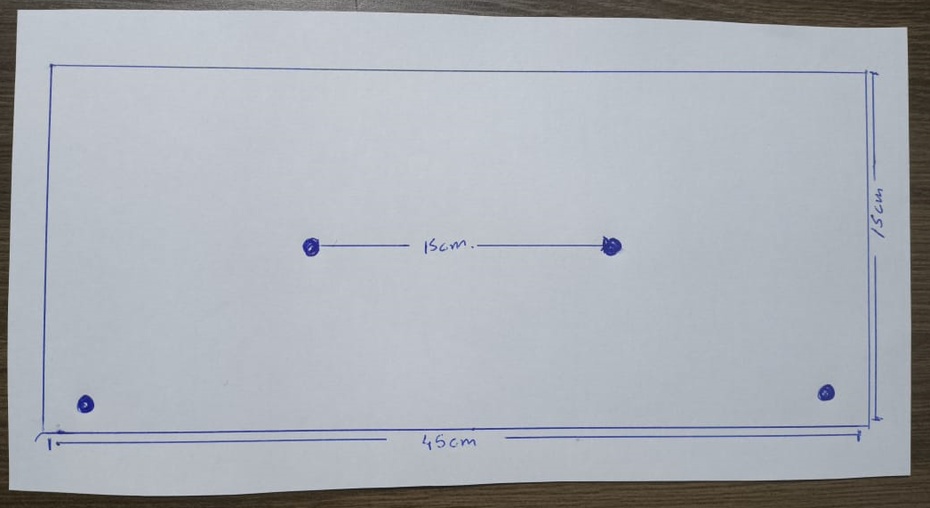 Usando uma régua siga o desenho abaixo para fazer 4 marcações na tábua, não é necessário ser muito preciso com as posições de todas as marcações, o mais importante é que as duas marcas mais centrais estejam com 15 de distância uma da outra, todas as outras posições podem ser aproximadas.