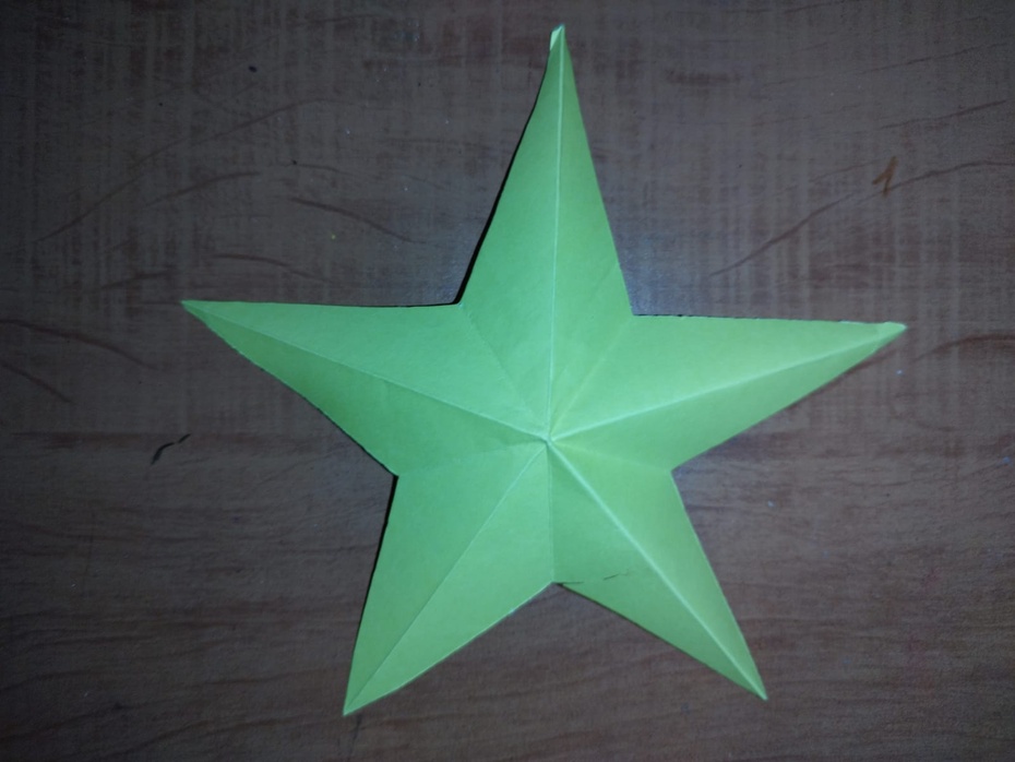 Finalização. Não se assuste com a sua estrela, vamos arruma-la. As linhas que levam até as pontas da estrela devem ser dobras de montanha, para frente/cima, e as linhas que levam para as divisões da pontas devem ser dobras de vale, para baixo/profundas. Algumas dessas dobras já foram feitas automaticamente no processo da dobradura, no entanto temos que arrumar algumas. Mas no final elas ficam ótimas