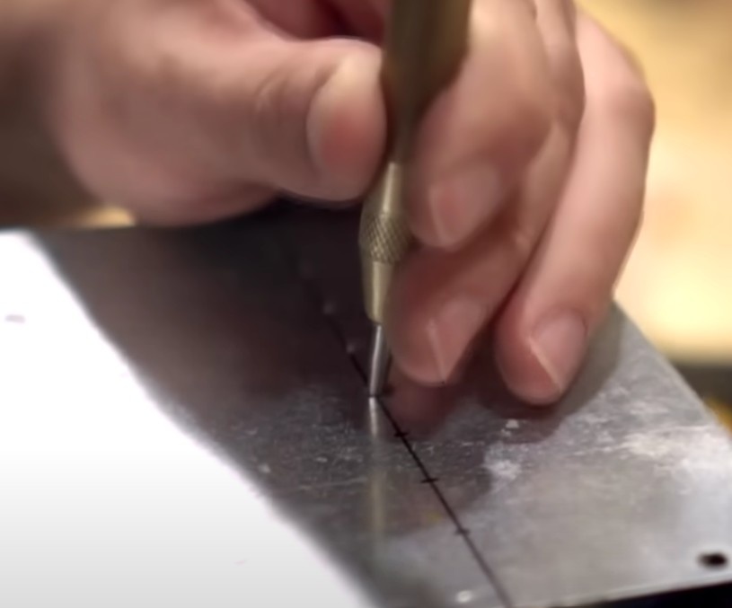 Utilize punção e martelo para marcar onde será furado com a furadeira para diminuir a chance de a broca sair do local desejado. 