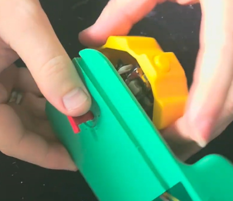 Parafuse o Centro na base, com o Parafuso, ou qualquer outro 1/4"x20. Feche a tampa, com ajuda de uma chave de fenda ou similar