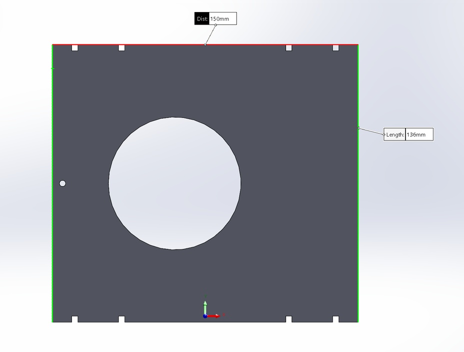 Modelagem da base inferior
Nessa etapa, utilizou-se como modelo uma peça feita pelo professor e o grupo modificou-a para adequar-se ao projeto proposto. A peça consiste em um paralelepípedo retângulo de 150mm por 136mm. Nela, observa-se um furo em forma de circunferência com diâmetro de 3mm alinhado com o centro da aresta de 136mm e a uma distância de 5mm (em relação ao centro da circunferência). Além disso, observa-se outra circunferência 65mm de diâmetro a uma distância de 55mm em relação à outra circunferência (considerando os centros de ambas circunferências). Finalmente, as arestas de 150mm apresentam 2 pares de furos quadrangulares de 3mm cada. Nesse sentido, considerando o furo mais próximo da aresta de 136mm, há uma distância de 9,5mm em relação à essa aresta  e 20mm em relação ao outro furo, repetindo esse processo para todos os furos desse tipo. A peça possui uma espessura de 3mm.