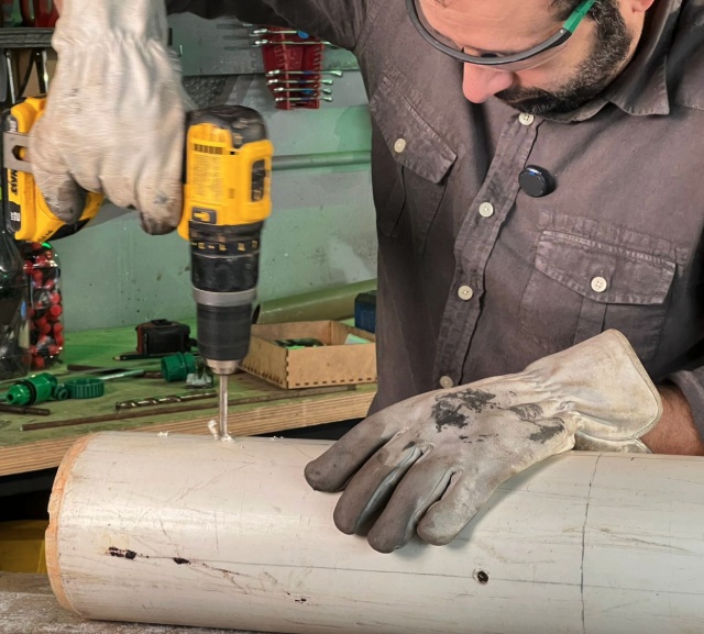 Fure o cano de PVC em lados opostos, logo abaixo da marca do nível da terra.