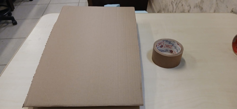 Após a definição da alternativa, parti para a construção de um modelo de papelão para compreender a escala e as proporções reais da luminária. Havia uma restrição física: a chapa de MDF disponível para o trabalho limitava-se a 680 x 240 mm. Como o objeto seria um cubo, todas as faces deveriam ter o mesmo tamanho. Para não deixar a luminária muito grande, as dimensões finais definidas foram de 110 x 110 x 110 mm.